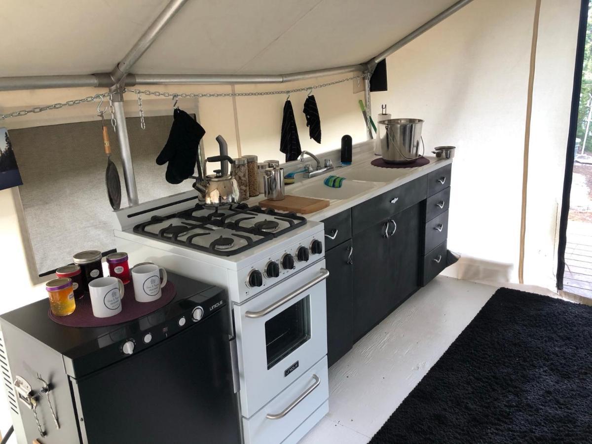 Vines And Puppies Glamping Hideaway Hotel Jade City Exterior foto
